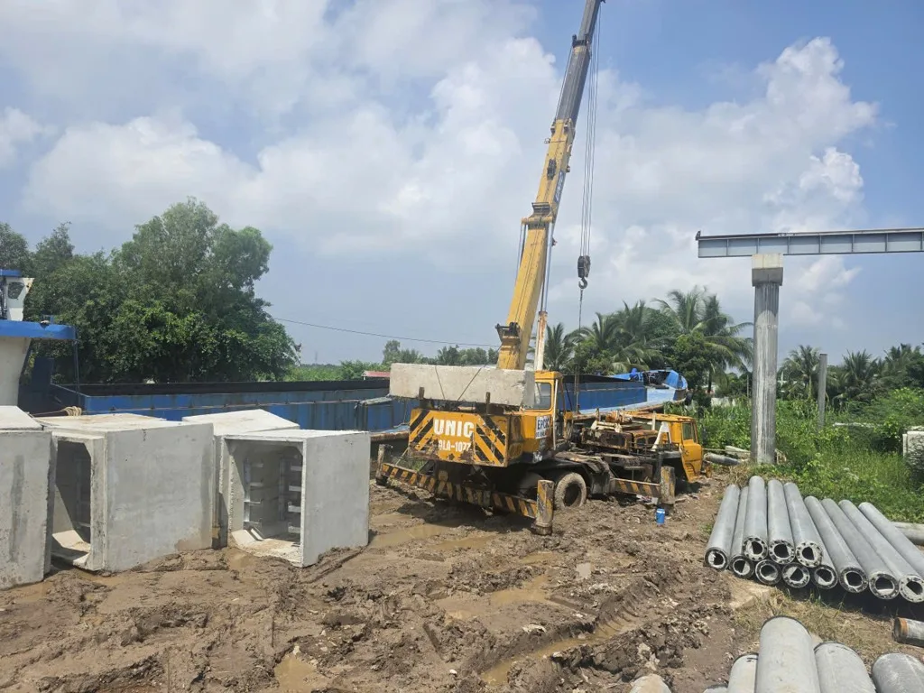 Cẩu lắp đốt hào kỹ thuật bê tông cốt thép tại công trường