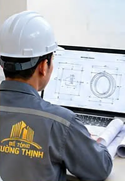 Kỹ sư Cường Thịnh tiếp nhận bản vẽ và yêu cầu kỹ thuật